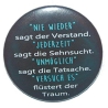 Button 50 mm mit Anstecknadel Spruch Nie wieder