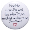 Button 50 mm mit Anstecknadel Spruch Eine Ehe ist ein Bauwerk