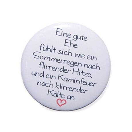 Button 50 mm mit Anstecknadel Spruch Liebe eine gute Ehe