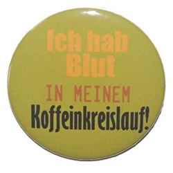 Button 50 mm mit Anstecknadel Spruch Blut im Koffeinkreislauf