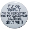 Button 50 mm mit Anstecknadel Spruch Für die Welt