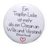 Button 50 mm mit Anstecknadel Spruch Liebe Ein Tropfen Liebe