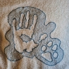 Embossed Datei - linke Hand und Pfote - 13.86x12.67 cm