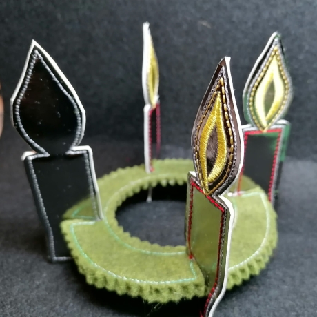 Stickdatei Adventskranz to go mit Kerzen zum Stecken stickdirwas