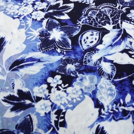 Stoff Viskose Blusenstoff mit Blumen Blüten blau weiß marine