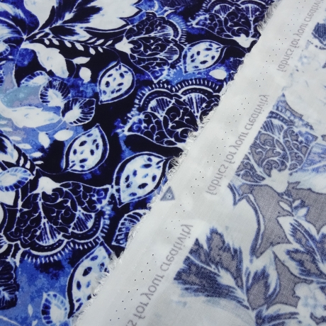 Stoff Viskose Blusenstoff mit Blumen Blüten blau weiß marine