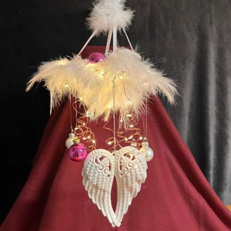 Eine sehr schöne Weihnachtsdeko mit Engelsflügel an einer Wolke