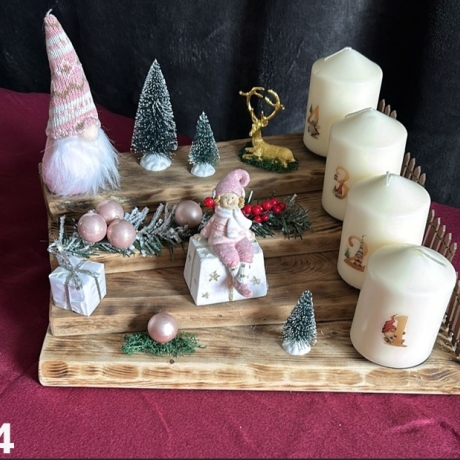 Wunderschöne Weihnachtstreppe als Adventskranz