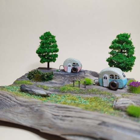 Miniatur Campingplatz auf Treibholz, Wohnwagen Deko