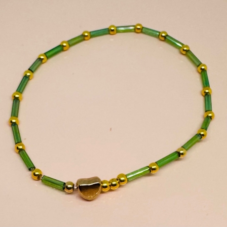 Boho Herz Armband mit goldfarbenen Perlen