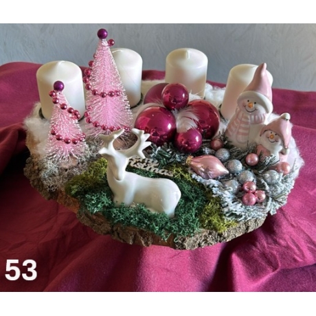 Adventskranz auf einer Baumscheibe