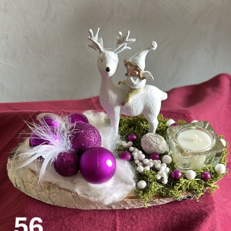 Advents-und Weihnachtsgesteck weißem Rentier
