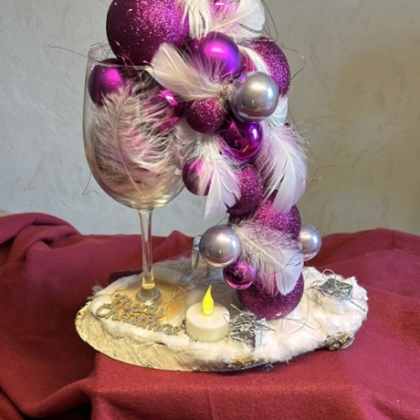 Stilvolles, wunderbares Adventsgesteck; Weinglas mit Kugelfall