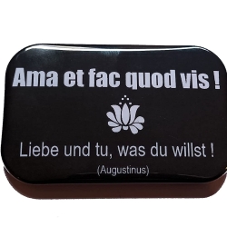 Button Rechteckig groß Spruch Latein Redewendung Ama et fac