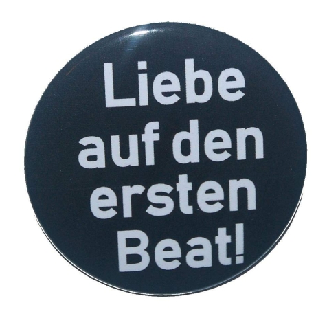 Button 50 mm mit Anstecknadel Spruch Liebe auf den ersten Beat