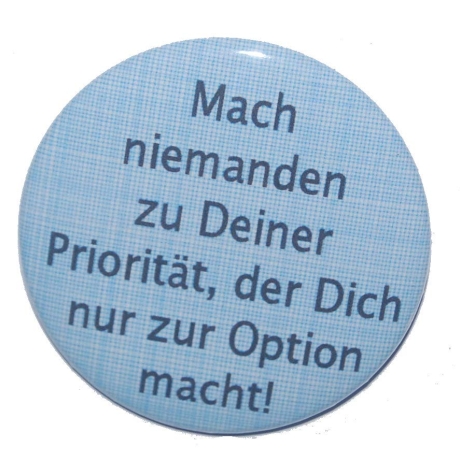 Button 50 mm mit Anstecknadel Spruch Priorität