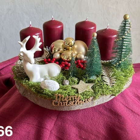 Toller Adventskranz auf einer Baumscheibe