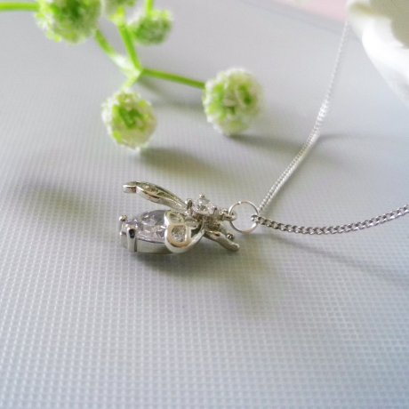 Halskette aus 925er Sterling Silber mit einer Biene in 3 D Design