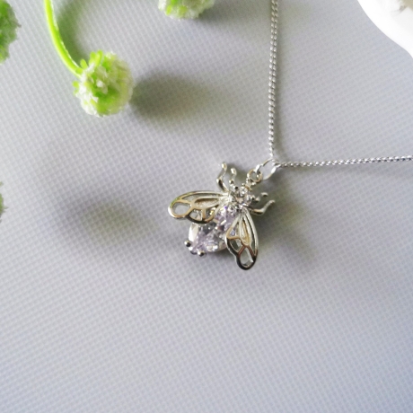 Halskette aus 925er Sterling Silber mit einer Biene in 3 D Design
