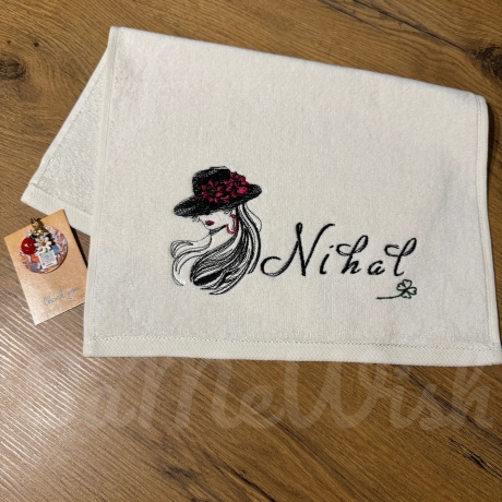Personalisiertes Handtuch mit hochwertiger Stickerei. Dein Unikat