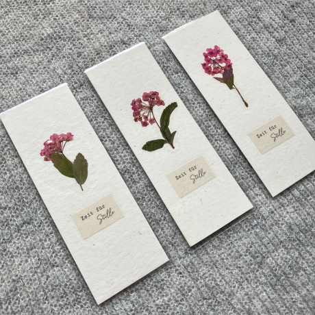 Zeit für Stille • Lesezeichen mit gepresster Blume 