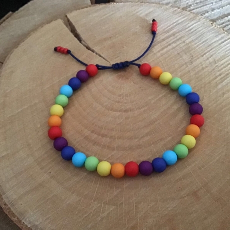 Fröhliches regenbogenfarbenes Perlenarmband