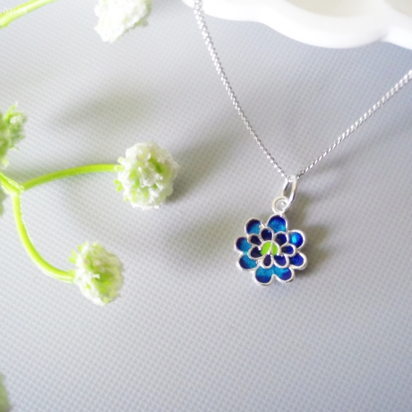 Halskette aus 925er Sterlingsilber mit einem Blüte Anhänger