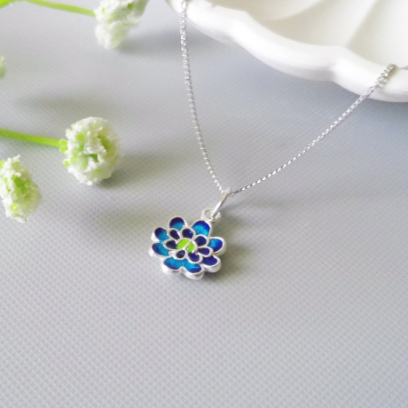 Halskette aus 925er Sterlingsilber mit einem Blüte Anhänger