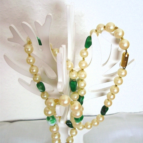 Vintage Perlenkette in Creme-Grün aus den 70er Jahren