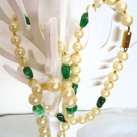 Vintage Perlenkette in Creme-Grün aus den 70er Jahren
