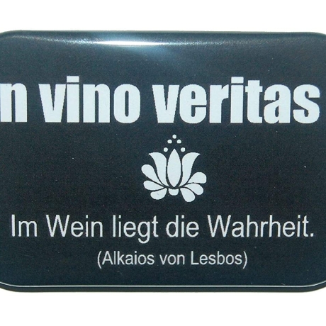 Button Rechteckig groß Spruch Latein Redewendung In vino veritas