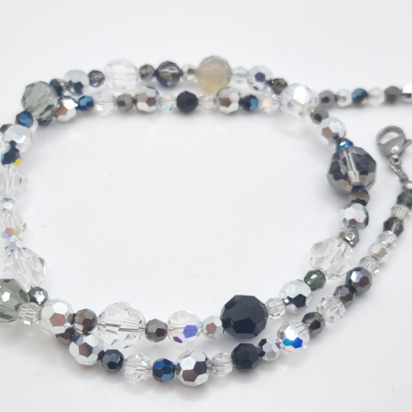 Kette mit faccetierten Kristallen in Schwarz Grau Weiß (747)