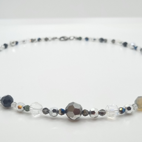 Kette mit faccetierten Kristallen in Schwarz Grau Weiß (747)