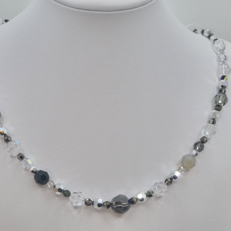Kette mit faccetierten Kristallen in Schwarz Grau Weiß (747)