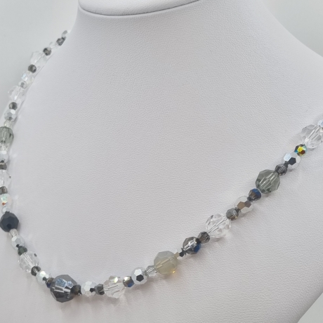 Kette mit faccetierten Kristallen in Schwarz Grau Weiß (747)