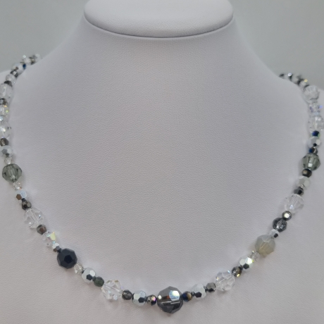 Kette mit faccetierten Kristallen in Schwarz Grau Weiß (747)