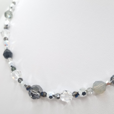 Kette mit faccetierten Kristallen in Schwarz Grau Weiß (747)