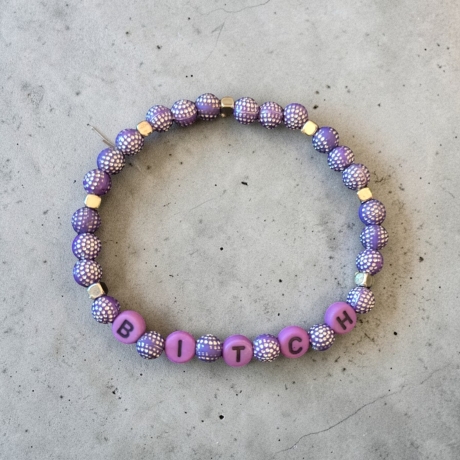 Perlenarmband Bitch