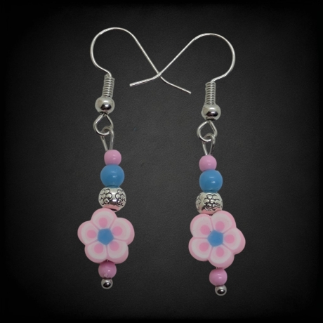 Kreative Hängeohrringe mit Blumenmuster