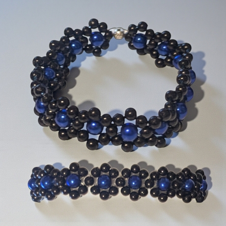 Perlenarmband Blumenmuster