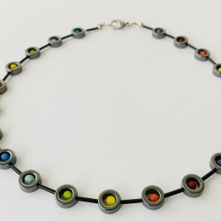 Kette mit Hämatit Ringen und Polarisperlen  Regenbogen