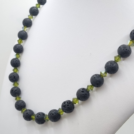 Handgemachte Lavaperlen Kette mit Bicone Kristallen Grün (837)