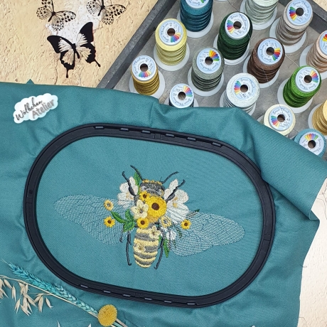 Biene Stickdatei Florales Sommermotiv mit Blüten & feinen Details