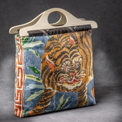 Handgemachte Tasche – Tiger-Motiv mit Holzgriff