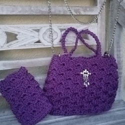 Lila Handtasche und Mini