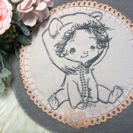 Baby Stickdatei – Kleines Baby im Bärenanzug zum Verlieben