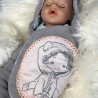 Baby Stickdatei – Kleines Baby im Bärenanzug zum Verlieben
