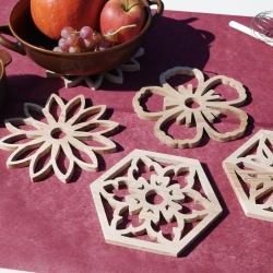 Handgefertigte Holzuntersetzer mit Blumenmuster & Ornament-Design