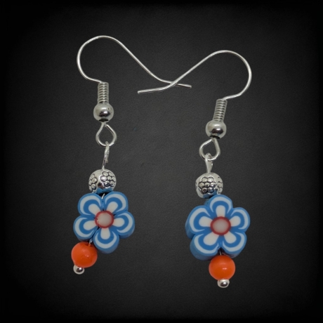 Kreative Hängeohrringe mit Blumenmuster
