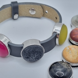 Lederarmband dunkelgrau mit  7 Polaris Schiebeperlen (A77)